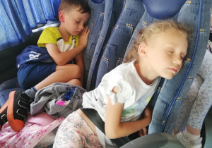 dzieci śpią w autobusie
